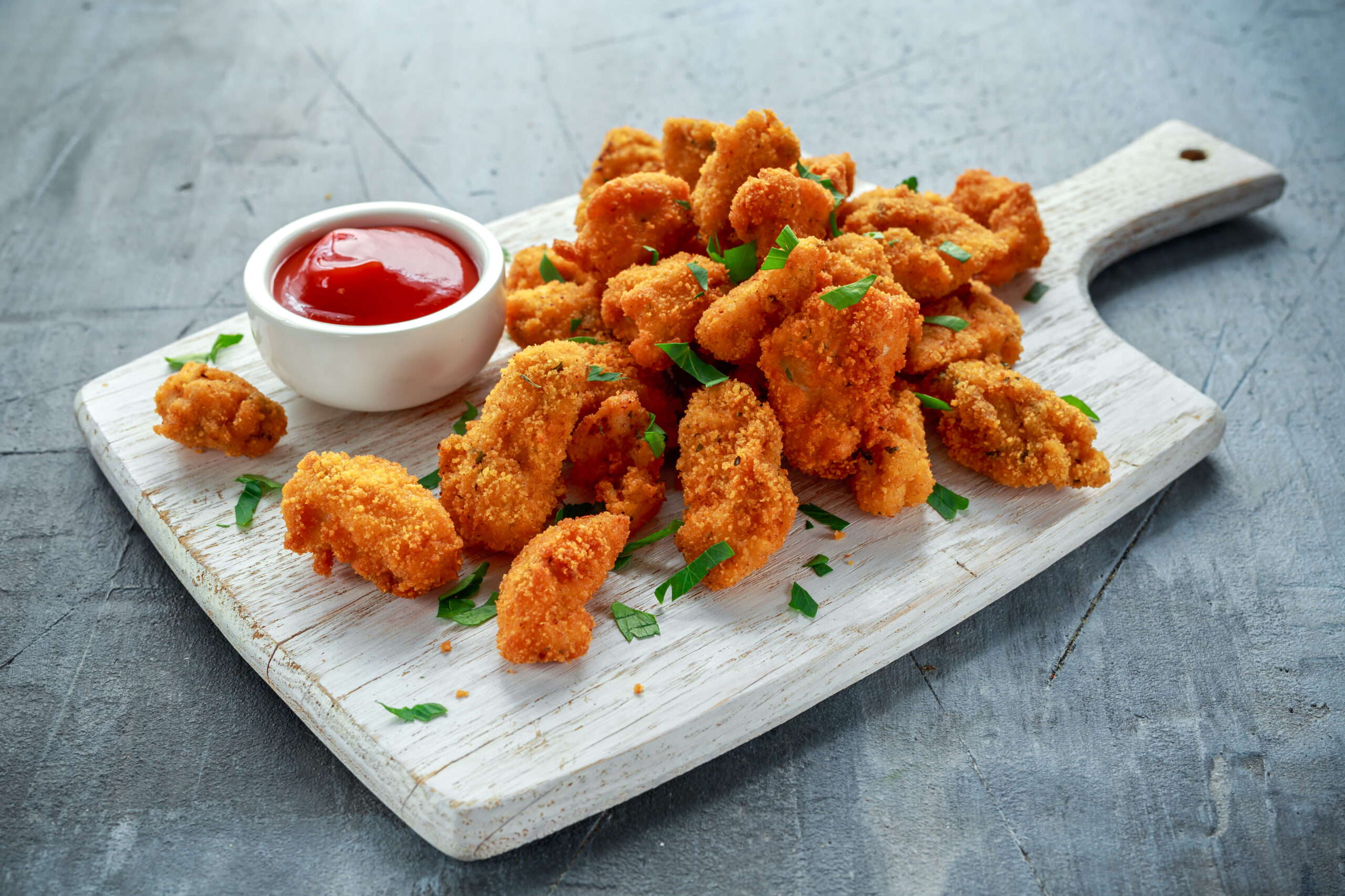 Pollo frito apanado con Doritos